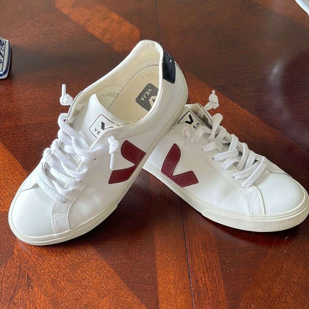 EUC Women Veja Esplar US 7, EU 38. Reposhing. Smoke free home.